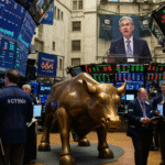 Ilustração mostrando a Bolsa de Valores de Nova York reagindo positivamente ao discurso do presidente do Federal Reserve, Jerome Powell, sobre possíveis cortes de juros. Traders comemoram, gráficos e índices exibem alta, e o icônico touro de Wall Street aparece em destaque. O ambiente transmite otimismo e movimentação no mercado financeiro. Marca d’água 'poupareinvestir.com' incluída discretamente no canto inferior direito